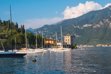 Como, İtalya - 1 Eylül 2019: Yazın teknelerle Como Lake veya Lago di Como 'nun güzel manzarası. Lombardiya, Kuzey İtalya 'da popüler turizm merkezi.