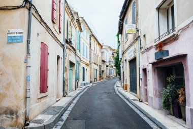 Arles, Fransa - Eylül 2019: Arles 'deki renkli binalar ve dar sokaklar. Güney Fransa 'da popüler seyahat noktası.