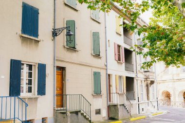 Arles, Fransa - Eylül 2019: Arles 'deki güzel renkli binaların ve dar sokakların manzarası. Güney Fransa 'da popüler seyahat noktası.