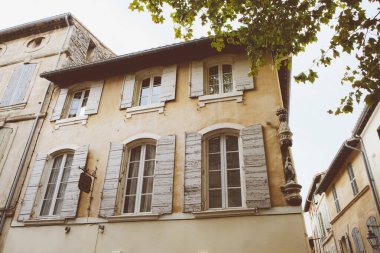 Arles, Fransa - Eylül 2019: Arles 'deki güzel renkli binaların ve dar sokakların manzarası. Güney Fransa 'da popüler seyahat noktası.