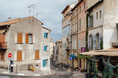 Arles, Fransa - Eylül 2019: Arles 'deki güzel renkli binaların ve dar sokakların manzarası. Güney Fransa 'da popüler seyahat noktası.