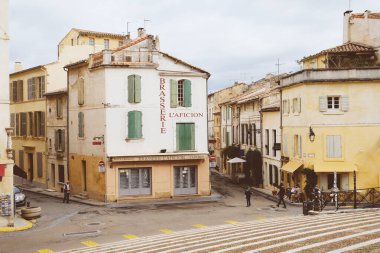 Arles, Fransa - Eylül 2019: Arles 'deki güzel renkli binaların ve dar sokakların manzarası. Güney Fransa 'da popüler seyahat noktası.