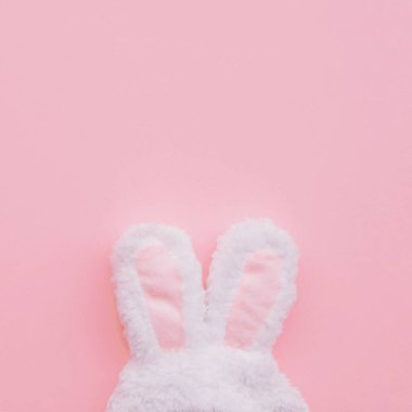 Pastel pembe arka planda komik tavşan kulakları, üst manzara. Uzayı kopyala Mutlu Paskalyalar. Düzleştirme biçimi.