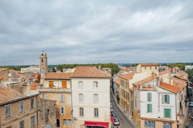 Arles, Fransa - Eylül 2019: Arles 'deki güzel renkli binaların ve dar sokakların manzarası. Güney Fransa 'da popüler seyahat noktası.