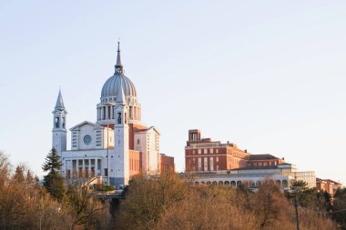 İtalyan bölgesi Piedmont 'taki Castelnuovo d' Asti 'de Don Bosco Bazilikası.
