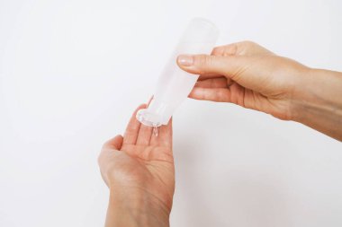 Kadın antiseptik jel kullanarak ellerini dezenfekte ediyor. Uzayı kopyala Kişisel hijyen, sağlık hizmetleri ve Coronavirus önleme. Antibakteriyel dezenfektanla avuç içi temizleme..