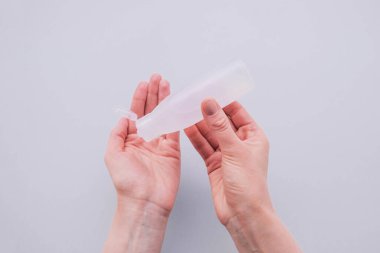 Kadın ellerini antiseptik jel kullanarak dezenfekte ediyor, yakın plan, üst görüş. Uzayı kopyala, düz-yatay. Kişisel hijyen, sağlık hizmetleri ve Coronavirus önleme.