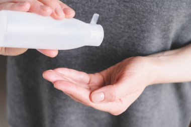 Kadın antiseptik jel kullanarak ellerini dezenfekte ediyor. Kişisel hijyen, sağlık hizmetleri ve Coronavirus önleme. Uzayı kopyala Antibakteriyel dezenfektanla avuç içi temizleme..