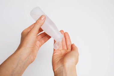 Kadın antiseptik jel kullanarak ellerini dezenfekte ediyor. Kişisel hijyen, sağlık hizmetleri ve Coronavirus önleme. Uzayı kopyala Antibakteriyel dezenfektanla avuç içi temizleme..