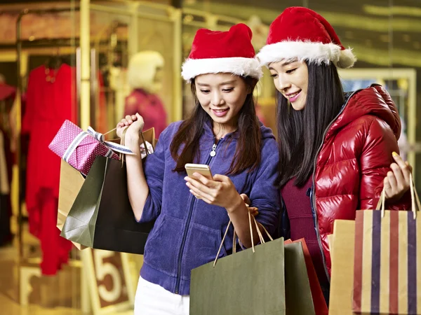 Dos jóvenes asiático las mujeres de compras para Navidad — Foto de Stock