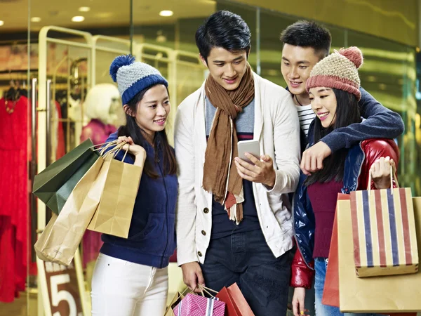 Jovem asiático casais gostando de compras no shopping — Fotografia de Stock