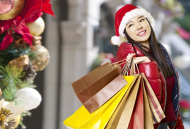 Genç Asyalı kadın Noel için alışveriş