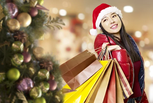 Молодая азиатка, покупающая подарки на Рождество — стоковое фото