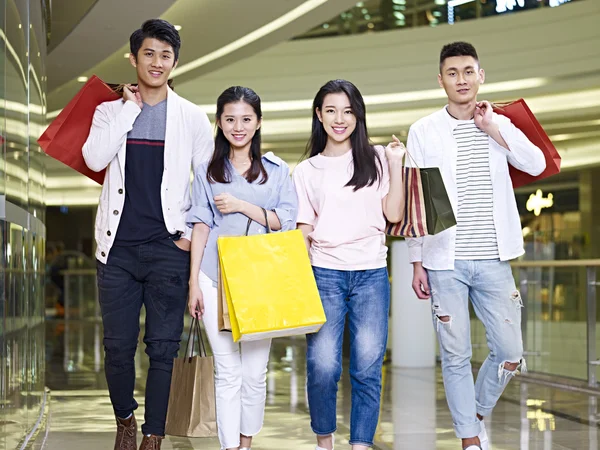 Dois jovens asiáticos casais no shopping — Fotografia de Stock