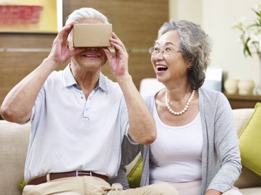 VR aygıt çalışan üst düzey Asya insanlar