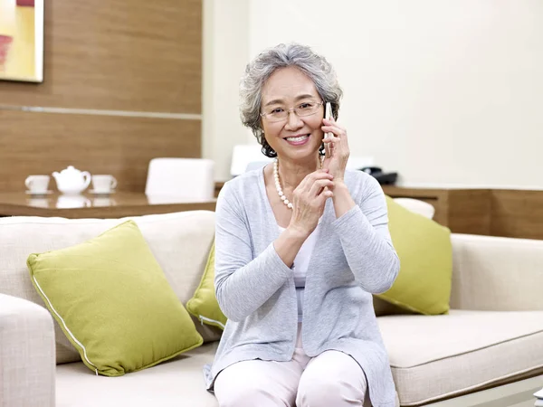 Senior asian woman using cellphone — Stock Photo, Image