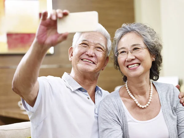 Sênior asiático casal tomando um selfie — Fotografia de Stock