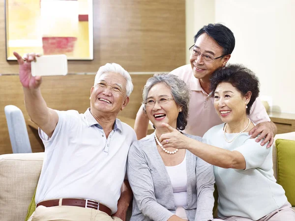 Äldre personer som tar en selfie — Stockfoto