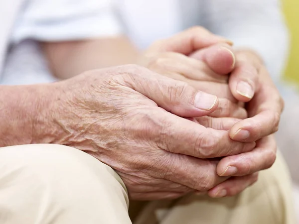 Van een senior paar handen samen — Stockfoto