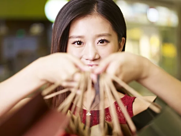 Молодая азиатка на шоппинге — стоковое фото