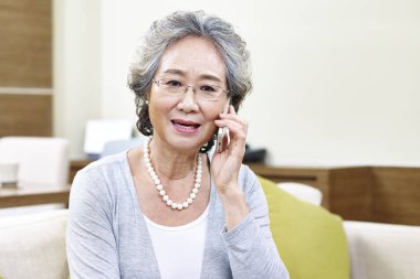 telefonda konuşmak kıdemli Asyalı kadın