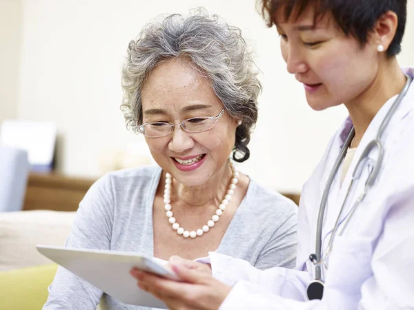 Senior asiático mujer viendo familia médico — Foto de Stock