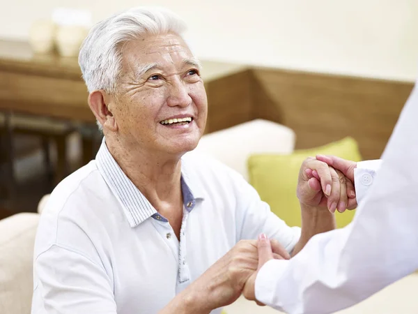 Senior asiatico uomo ottenere aiutato — Foto Stock