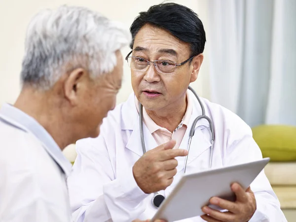 Asiatico medico parlando con paziente — Foto Stock