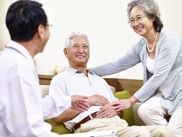 Senior Aziatische patiënt wordt verzorgd door de huisarts en sp — Stockfoto