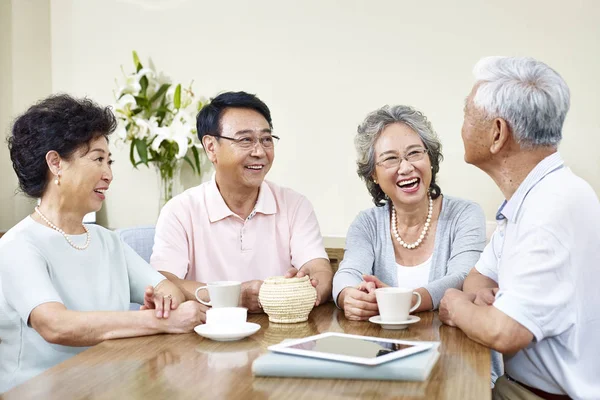 Senior asiatique amis relaxant bavarder à la maison — Photo