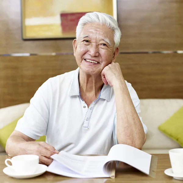 Senior asian man reading in study room — Stock Photo, Image