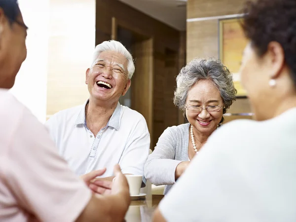 Senior Aziatische mensen een goede tijd — Stockfoto