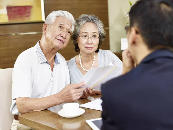 Senior asian couple meeting a sales rep — Stock Photo, Image