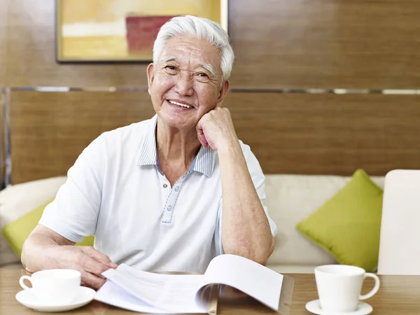 Senior Aziatische man leest in studiezaal — Stockfoto