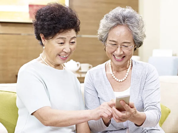 Senior Aziatische vrouwen gebruik mobiele telefoon — Stockfoto