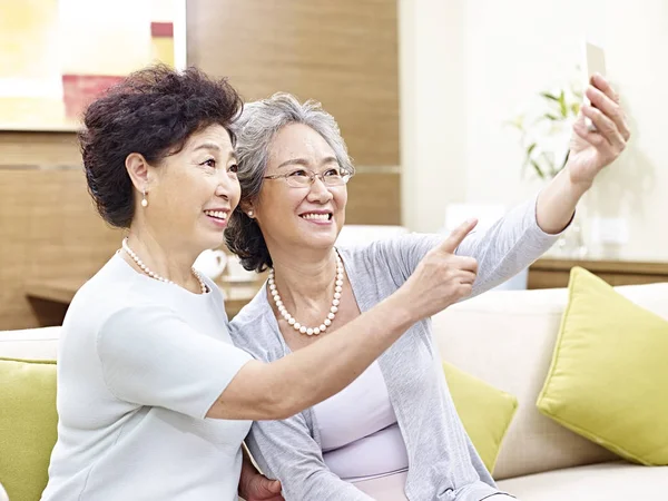 Senior azjatyckich kobiet, biorąc selfie — Zdjęcie stockowe