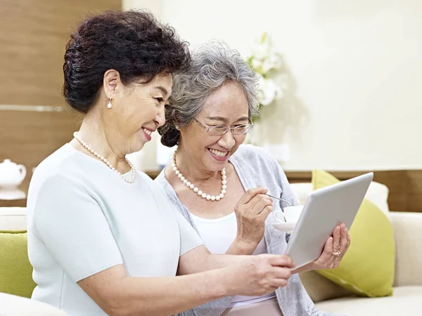 Женщины старшего поколения, использующие планшетный компьютер — стоковое фото