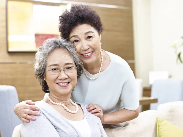 Retrato de dois sênior asiático mulheres — Fotografia de Stock