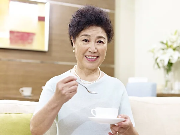 高级亚洲女人喝咖啡 — 图库照片