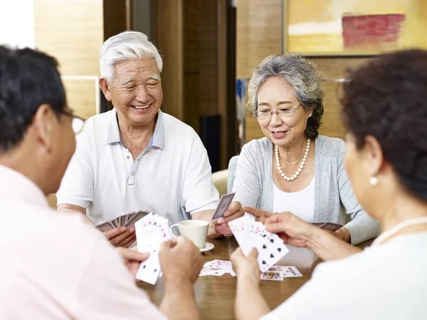 Senior Aziatische mensen speelkaarten — Stockfoto