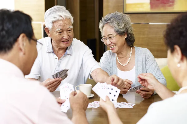 Anziani asiatici giocare a carte — Foto Stock