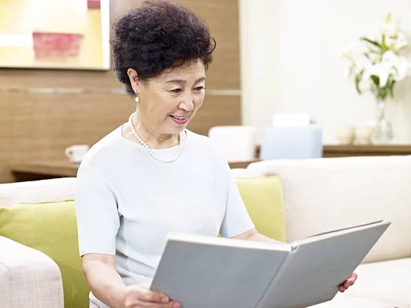Senior asian woman reading a book — Stock Photo, Image