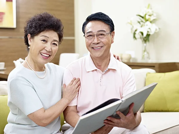 Старша азіатська пара читає книгу разом — стокове фото