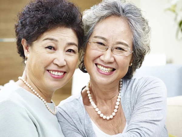Portrait of two asian senior women — Stock Photo, Image
