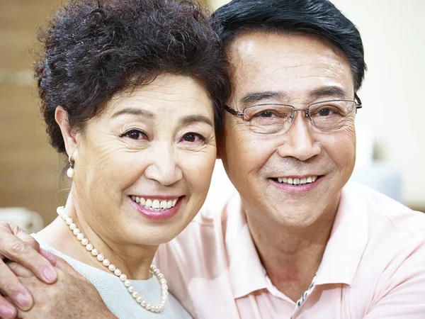 행복 한 수석 아시아 커플의 초상화 — 스톡 사진