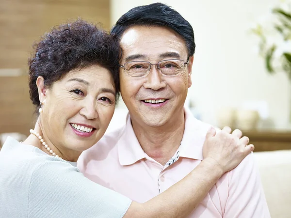 Портрет счастливой пожилой азиатской пары — стоковое фото