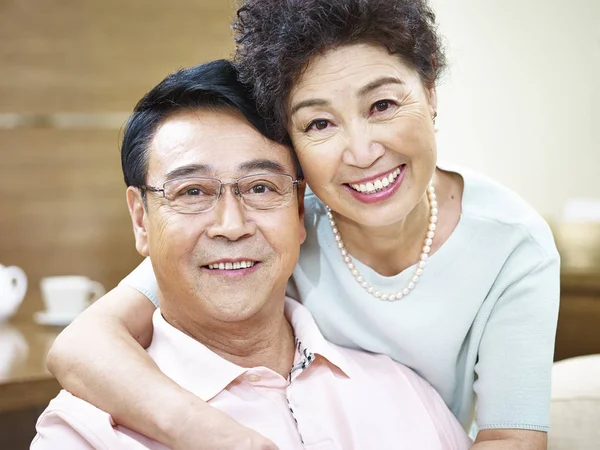 Portrait d'un heureux couple de personnes âgées — Photo