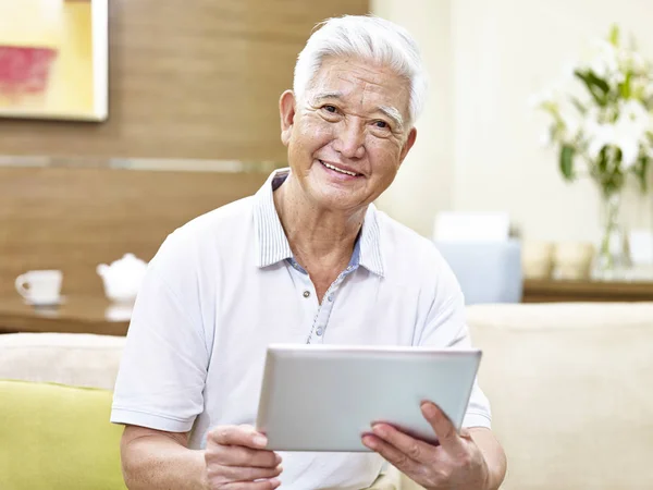 Senior Aziatische man met behulp van tablet pc — Stockfoto