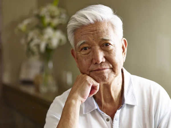 Portret van een trieste senior Aziatische man — Stockfoto