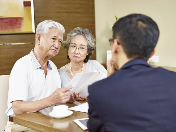 Встреча старшей азиатской пары с торговым представителем — стоковое фото